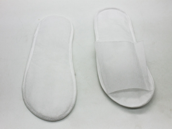 Одноразовые тапочки из белого спанбонда